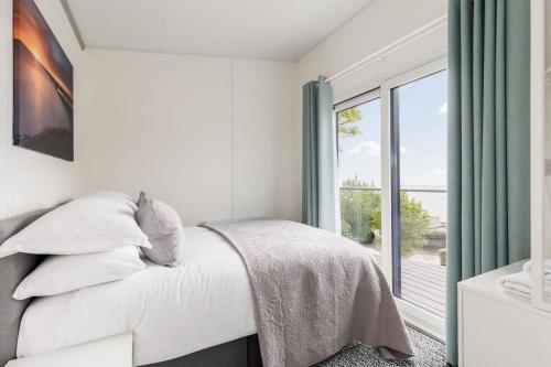 波特兰Upper Cliff Studio的一间卧室设有一张床和一个大窗户