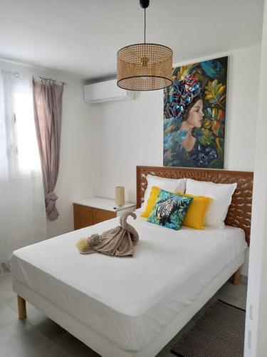 勒弗朗索瓦La casa tropicale的一间卧室配有一张壁画床