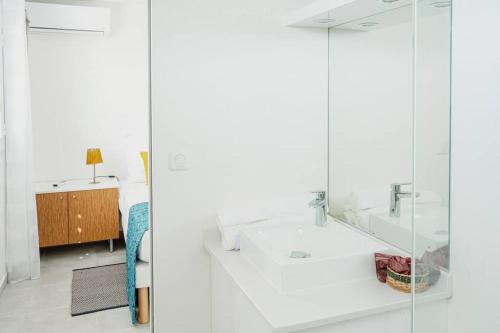 勒弗朗索瓦La casa tropicale的白色的浴室设有水槽和镜子