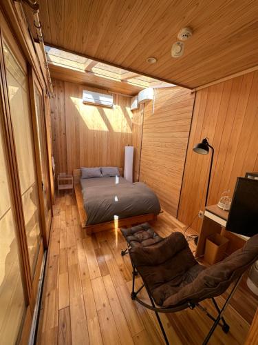 富士河口湖Fuji Dome Glamping的一间设有床铺和两把椅子的房间