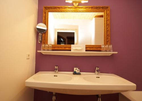 卡奇山口GMS Holidays的一间带水槽和镜子的浴室