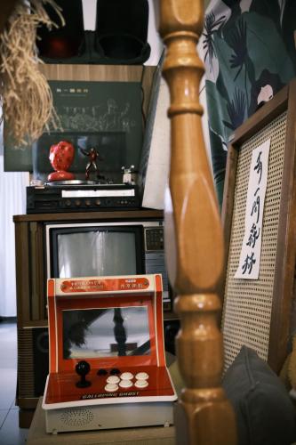 小琉球岛有一间森林民宿的一张桌子上的小电视