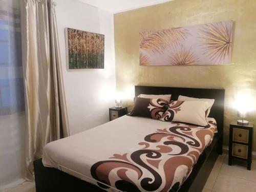 卡勒达德福斯特Casa Naturaleza 2的一间卧室配有一张带棕色和白色毯子的床