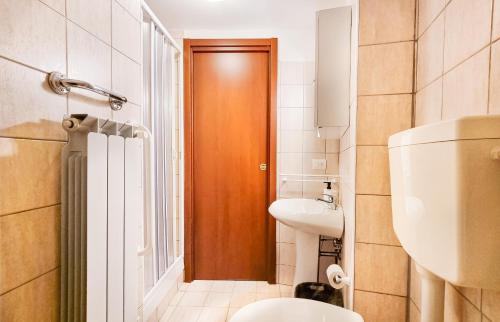 MontecelioMontecelio Luxury Apartment的一间带卫生间和木门的浴室