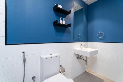 迪拜Nasma Luxury Stays - Home-Style 2BR Apartment with a Balcony View的浴室配有白色卫生间和盥洗盆。