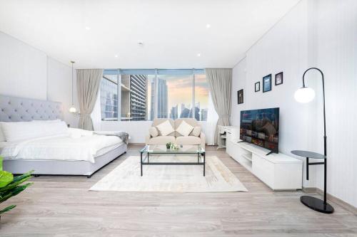 迪拜Sky Gardens - Luxury Studio in Central DIFC的一间白色卧室,配有一张床和一个壁炉