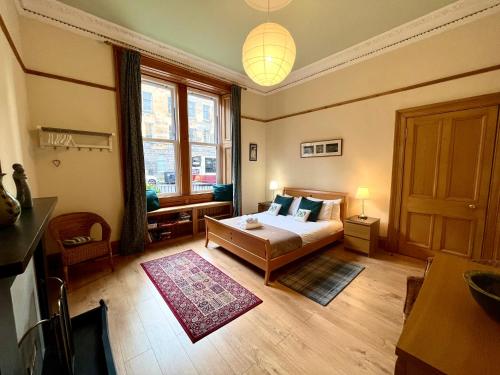 爱丁堡Beautiful Spacious Ground Floor Newington flat的一间卧室设有一张床和一个大窗户
