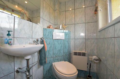 Scheibe-AlsbachFerienhaus-Hellmich的一间带卫生间和水槽的浴室