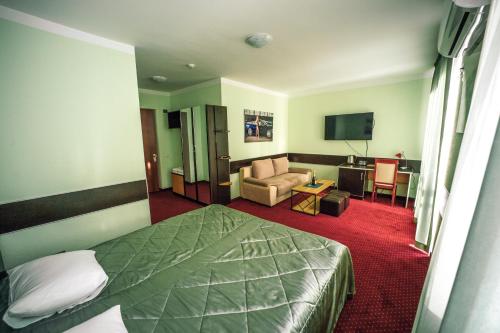 鲁斯塔维奥托帕帕酒店的酒店客房设有床和客厅。