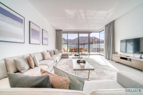富查伊拉Luxury 4BR Villa with Assistant’s Room Al Dana Island, Fujairah by Deluxe Holiday Homes的带沙发和电视的客厅