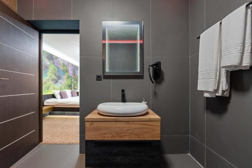 克卢日-纳波卡Fit Residence的一间带水槽和镜子的浴室