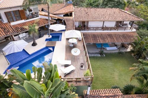 圣塞巴斯蒂安CuatroCinco e Mundo BT - Casa de Hospedagem de Pessoas e Pets的享有带游泳池的别墅的空中景致