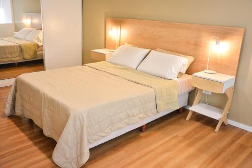 布宜诺斯艾利斯Studio Congreso的一间卧室配有一张大床和一个带灯的床头柜
