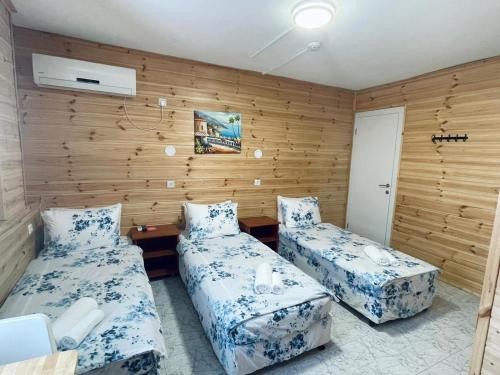 纳哈里亚海滩阿米哥酒店的木墙客房的两张床