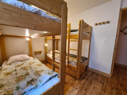 博福特Appartement cosy, 8 personnes, 3 chambres - MONTA01的一间卧室配有两张双层床。