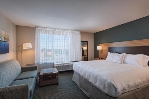 莱克兰莱克兰万豪广场套房酒店 的酒店客房设有一张大床和一张沙发。