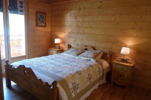 博福特Chalet ambiance montagne, 10 personnes, 4 chambres - CH15的一间卧室配有一张床和两张台灯。