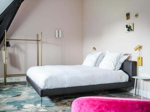 莱尔瑟姆Parc Broekhuizen l Culinair landgoed的卧室配有一张床和粉红色地毯。