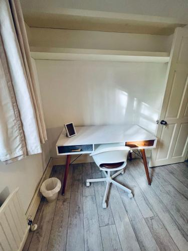 伦敦Cozy single room in Clapham的一张桌子和一把椅子