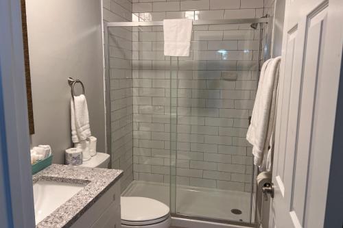 马可岛马科岛湖滨酒店的带淋浴、卫生间和盥洗盆的浴室