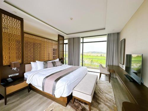金兰市Phoenix Pool Villa Cam Ranh的一间卧室设有一张大床和一个大窗户