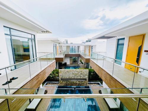 金兰市Phoenix Pool Villa Cam Ranh的一座带玻璃地板和游泳池的房子