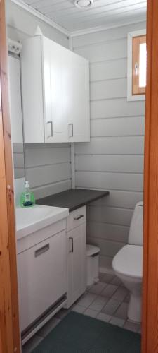 HulmiTassutupa的一间设有白色橱柜和卫生间的小浴室