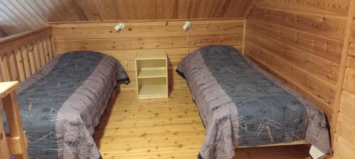 HulmiTassutupa的小木屋内带两张床的房间