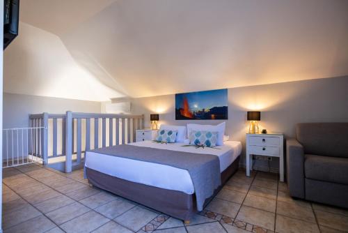 圣吉尔莱班克里奥尔酒店的一间卧室配有一张大床和一张沙发