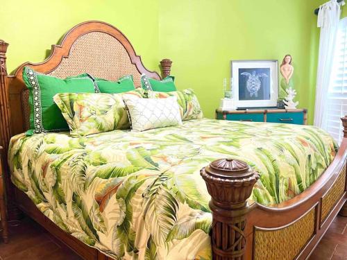 新布朗费尔斯Riverfront condo downtown newbraunfels的一间卧室设有一张带绿色墙壁的大床