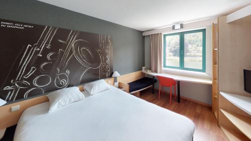 迪南迪南宜必思酒店的酒店客房设有床和窗户。