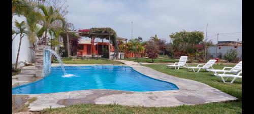 SunampeHospedaje Campestre Los Suspiros的庭院中一个带喷泉的游泳池