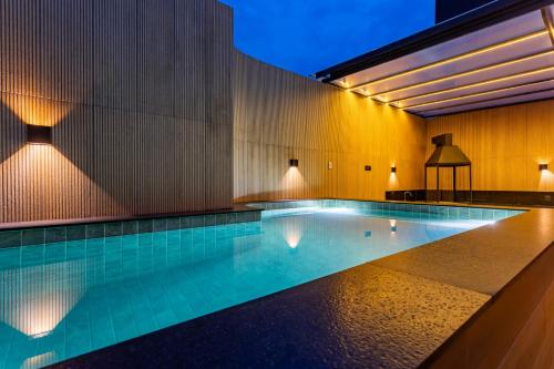 巴西利亚Drops Motel Brasília的夜间酒店游泳池