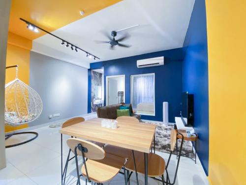 吉隆坡Arte Mont Kiara by RKD HOME的一间拥有蓝色墙壁和桌椅的用餐室