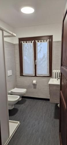 Gorla MinoreVilla Terzaghi的浴室设有2个卫生间、2个水槽和1个窗户。