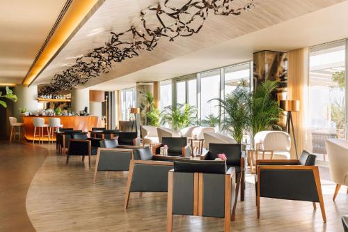 卡列塔Saccharum - Resort and Spa - Savoy Signature的一间带桌椅的餐厅和一间酒吧