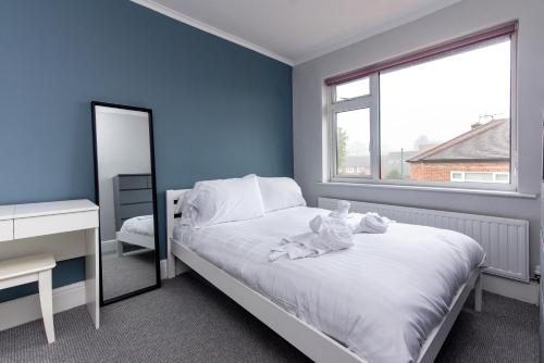 比斯顿2 Bedroom House in Chilwell - Perfect for Families and Business的一间卧室,床上有泰迪熊