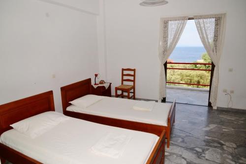 蒂洛斯Tiros Apartments Armonia的海景客房 - 带两张床