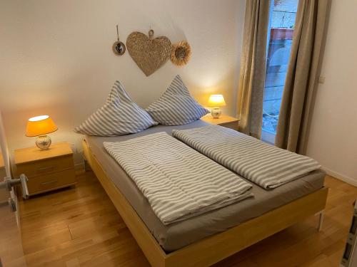 小马赫诺Einliegerwohnung mit Wintergarten (EG)的卧室配有一张位于墙上的床铺。