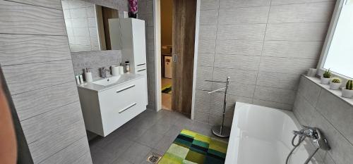 德布勒森Boldogfalvi apartman的浴室配有白色水槽和卫生间。
