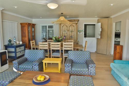 赫罗德斯湾Oupa se Pitte的带沙发的客厅和用餐室