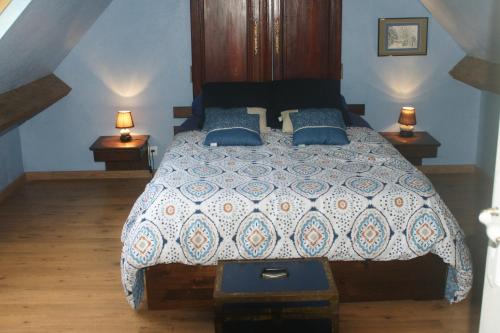 Quettehou乐皮特哈美迪赛宾馆的一间卧室配有一张带2个床头柜的大床