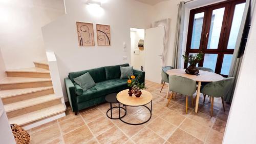 瓜尔多塔迪诺Affittacamere Casa Matilde的客厅配有绿色沙发和桌子