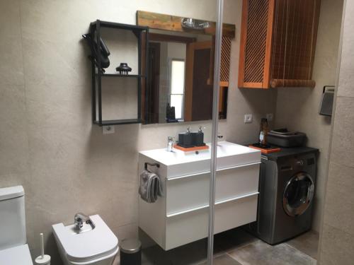 科斯塔特吉塞Bungalow LIDO-Playa Roca residence with sea front access - Free AC - Wifi的一间带水槽和洗衣机的浴室