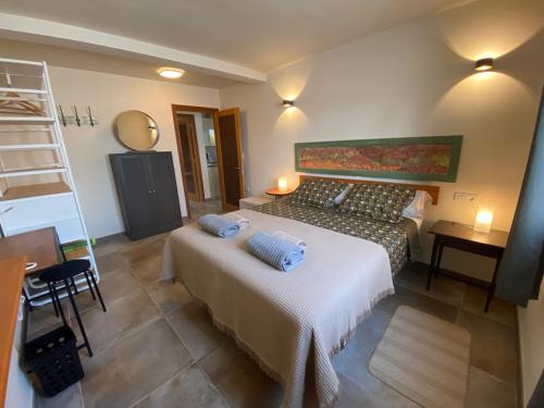科斯塔特吉塞Bungalow LIDO-Playa Roca residence with sea front access - Free AC - Wifi的一间卧室配有一张床、一张桌子和梯子