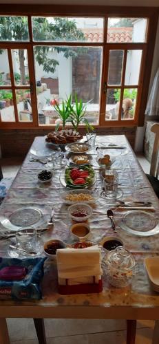 KaracasuHelvacılar Konağı的上面有盘子的桌子