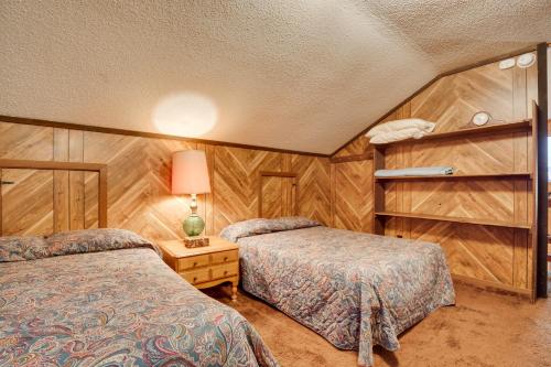 Iron RiverIron River Vacation Rental - Walk to Ski Brule!的木墙客房的两张床