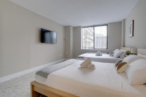 阿林顿Elegant Condo for Business Travelers @Crystal City的卧室设有两张床,墙上配有电视。