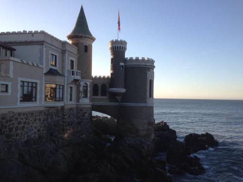 维纳德马VineyArt Apt. Viña del Mar的一座城堡,位于海洋的边缘