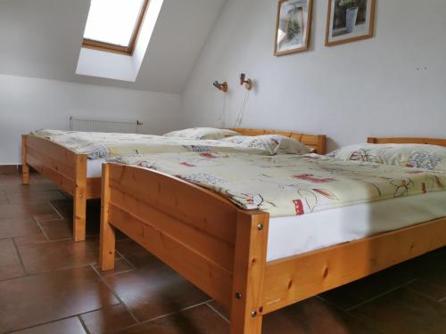 Dolní MoravicePenzion Mia的双床间设有2张单人床。